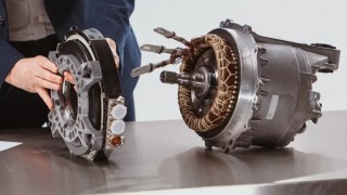 奔驰纯电AMG C590对决保时捷，谁将成为电动性能的新霸主？
