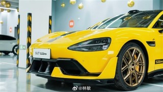 福建首台挖孔版小米SU7 Ultra提车，车主坚定支持小米，雷军转发引热议