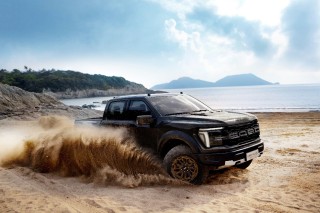 上海车展重磅，福特新F-150猛禽与烈马复古版首度亮相展风采