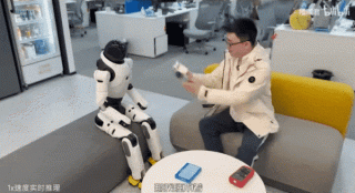 稚晖君人形机器人，葡萄缝针神技再现