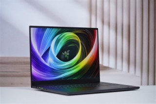 RTX 5090加持！雷蛇灵刃16 2025游戏本评测大解密，游戏利器登场！