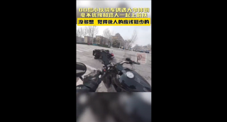 00后小伙毫不犹豫扶起摔倒大爷，相信善良，不惧讹人谣言