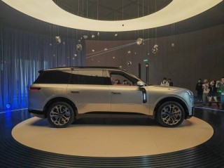 智享百变旗舰大六座SUV 领克900 上市，起售价28.99万
