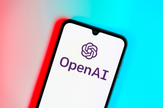 GPT-4o更新后的谄媚表现及OpenAI的回应，状态逐渐恢复中的自然语言处理模型