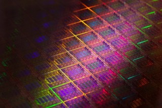 华为全新AI芯片910D对决NVIDIA H100，首批样本五月到货重磅曝光