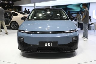 零跑B01实拍，超长续航、快速充电与激光雷达技术，魅力四射！