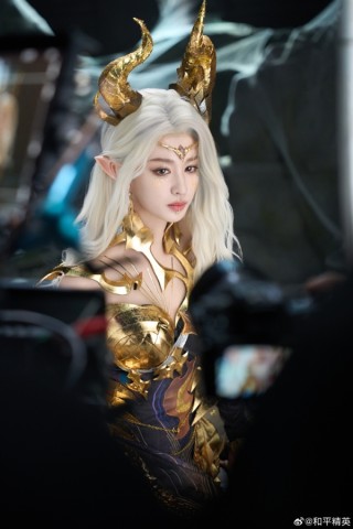 王楚然演绎龙族女王，鞭舞风华，霸气与优雅并存