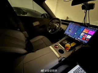 小米YU7内饰谍照曝光，PHUD环绕屏细节惊艳，引人瞩目