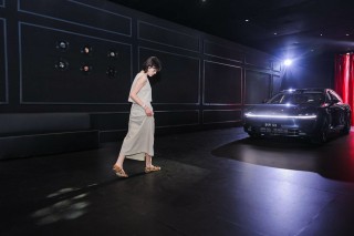 反向旅游新风尚与鸿蒙座舱露营影院，年轻人挤爆享界S9展台体验新风尚
