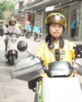 美团回应脑瘫女孩跑单七年相关事宜，差评自动免责并全额承担学费