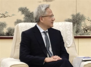 NVIDIA绕开禁令，中国特供AI芯片新品亮相，三十年决策的重大突破！