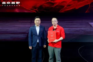 上海车展重磅发布，BJ40赤兔版领跑新能源方盒子市场——增程版车型亮相