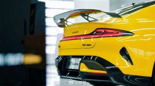 福建首台挖孔版小米SU7 Ultra提车，车主坚定支持小米，雷军转发引热议