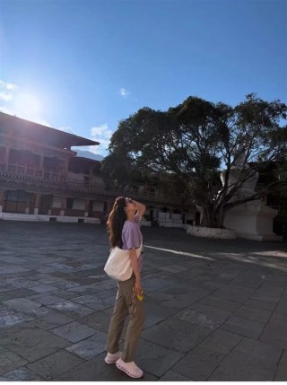 章泽天旅行照曝光，素颜清新亮相