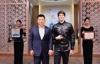 红旗金葵花千万级定制国礼车型成功交付外国车主