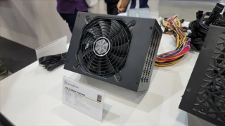 银昕高性能电源支持RTX 5090显卡，四组供电设计与高达2500Hz频率的强劲表现