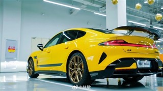 福建首台挖孔版小米SU7 Ultra提车，车主坚定支持小米，雷军转发引热议