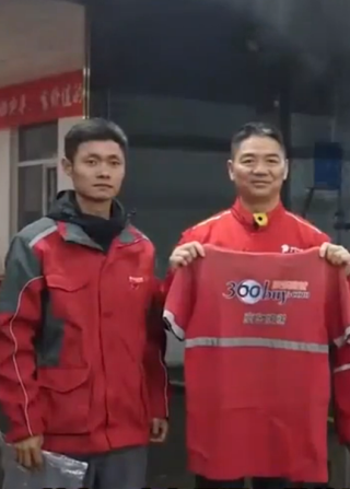 赠刘强东工服背后的故事，快递员百万富翁与奥迪A6的创业之路揭秘