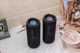 户外旅行神器，音质炸裂、续航超久、防水防尘并带氛围灯，旅行必备装备！