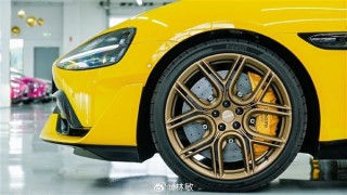 福建首台挖孔版小米SU7 Ultra提车，车主坚定支持小米，雷军转发引热议