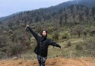章泽天旅行照曝光，素颜清新亮相