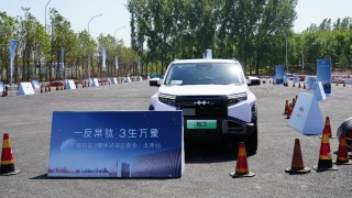 方程豹钛3深度试驾，方盒子征服都市与荒野，4.9秒破百的极致驾驶之旅！