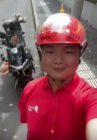 独臂外卖小哥成为京东全职骑手，收入与保障并重，励志故事引关注