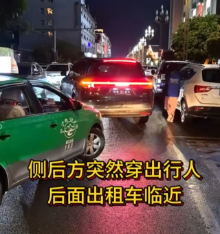 问界M8街头泊车秀，智能泊车技术惊艳车主，轻松应对拥挤环境