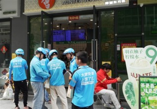 五一假期外卖热潮，饿了么订单创纪录，AI助手小饿助力智能配送新篇章