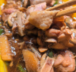 杨铭宇黄焖鸡遭曝光，连夜处理剩余食材引发道歉风波