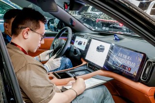 问界M8全国交付启动，速度、态度、力度——三大制胜法宝引领车市新篇章