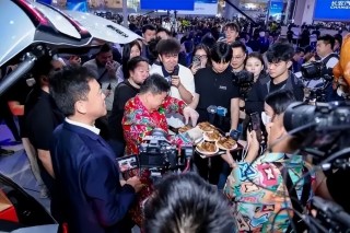 卤鹅哥亮相上海车展，品牌心疼之旅启幕！