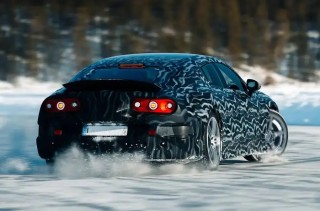 奔驰纯电AMG C590对决保时捷，谁将成为电动性能的新霸主？