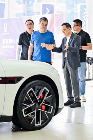朱华荣亲自卖车背后的阿维塔五一销售火爆，高端市场突围战略揭秘