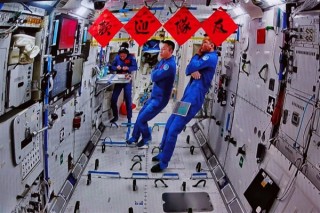 神舟二十号航天员进驻空间站，太空全家福与饺子共度佳节