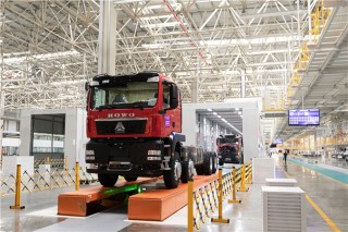 中国重汽智能工厂启动智造新纪元，新劳模领航未来！
