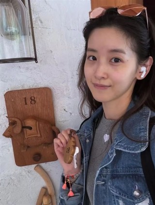 章泽天旅行照曝光，素颜清新亮相