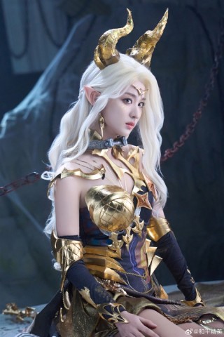王楚然演绎龙族女王，鞭舞风华，霸气与优雅并存