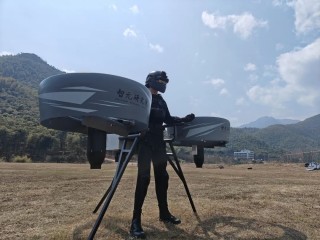 全球首款三涵道穿戴式飞行器杭州首飞突破一千米高空