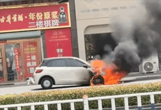 五菱缤果街头突发火灾，整车报废引发车主震惊反应！