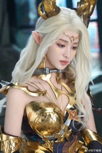王楚然演绎龙族女王，鞭舞风华，霸气与优雅并存