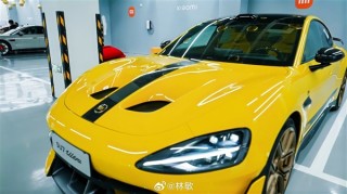 福建首台挖孔版小米SU7 Ultra提车，车主坚定支持小米，雷军转发引热议