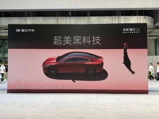 智己L6，新秀还是黑马？纯电与混动之争揭秘！