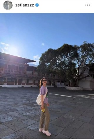 章泽天旅行照曝光，素颜清新亮相