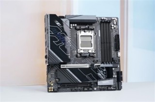 技嘉B850M AORUS PRO WIFI7主板图赏，锐龙9000系列的完美搭档，甜品座驾深度体验