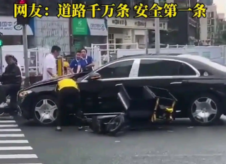外卖小哥逆行撞豪车迈巴赫，惊险瞬间事故现场曝光