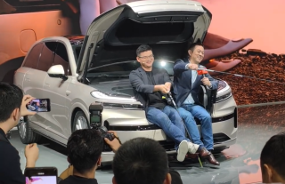 蔚来高管专访，闪充与换电之争，对增程技术的独特见解