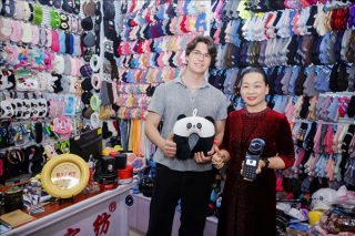 五一假期支付宝成最火热支付方式，老外称赞中国支付体系惊艳亮相