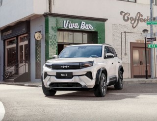 车企2025年一季度的业绩报告，比亚迪营收领先，赛力斯盈利突出，广汽集团出现亏损挑战