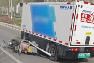多地L4无人配送车交通事故频发，引发关注，逃逸事件及拖行电动车问题成焦点